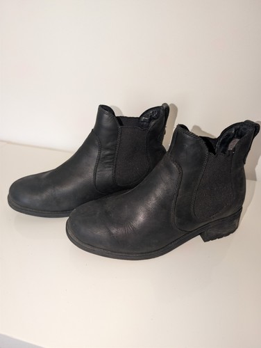 UGG Women's Black Leather Chelsea Ankle Boots Size 8 Pull On