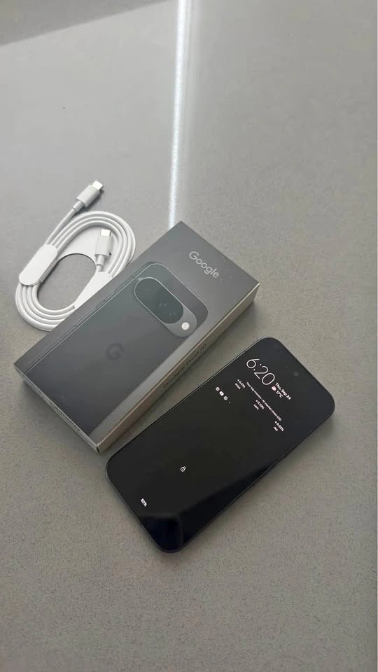 Google Pixel 10 - 128GB Obsidian (Unlocked, Like New)