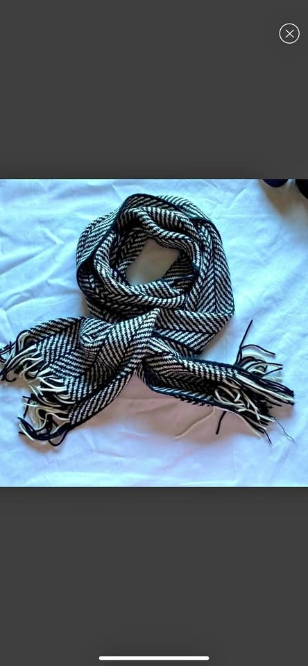 Ricki’s black and white knit scarf