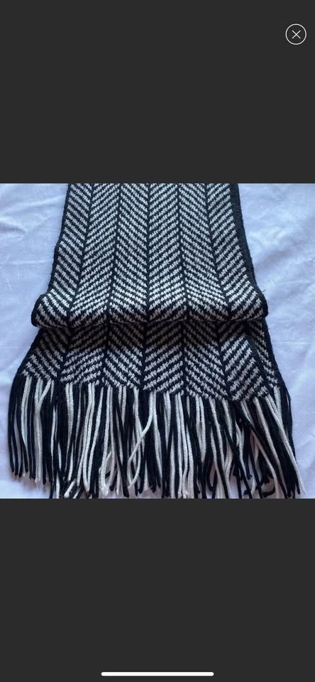 Ricki’s black and white knit scarf - photo 2
