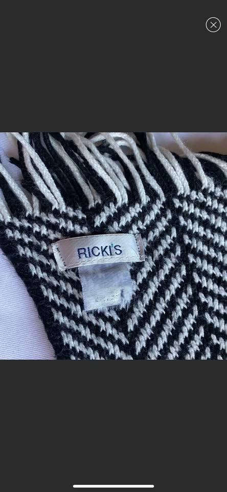 Ricki’s black and white knit scarf - photo 3