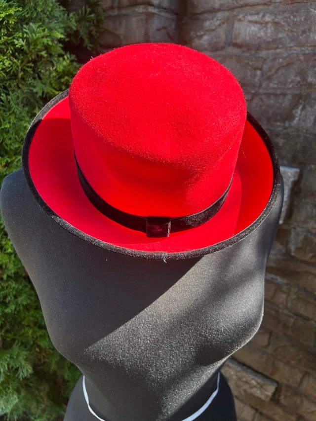 Doeshin Felt Red Hat