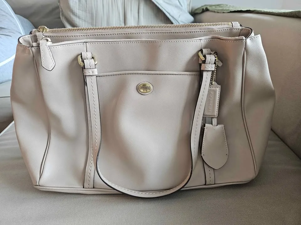 Coach Medium purse image indicator(3)