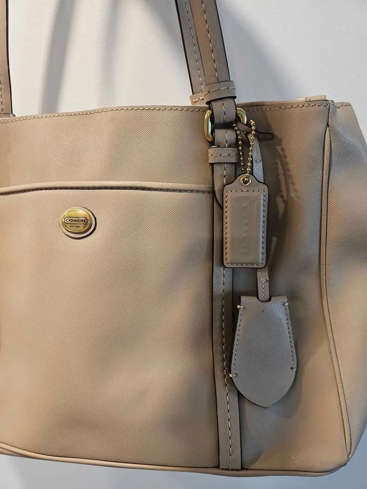 Coach Medium purse image indicator(5)