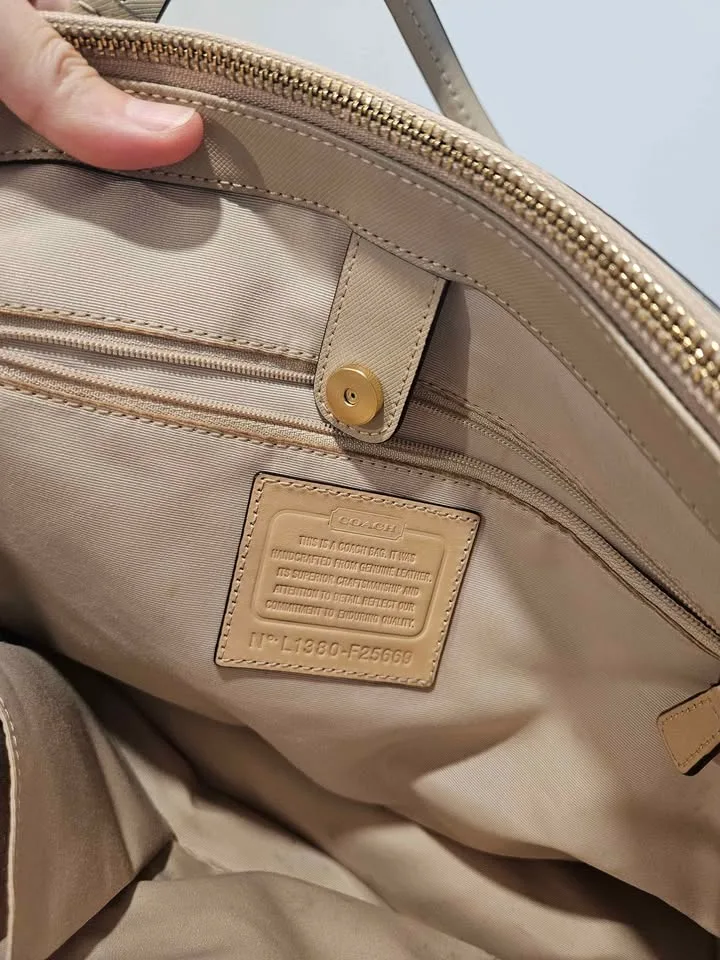 Coach Medium purse image indicator(6)