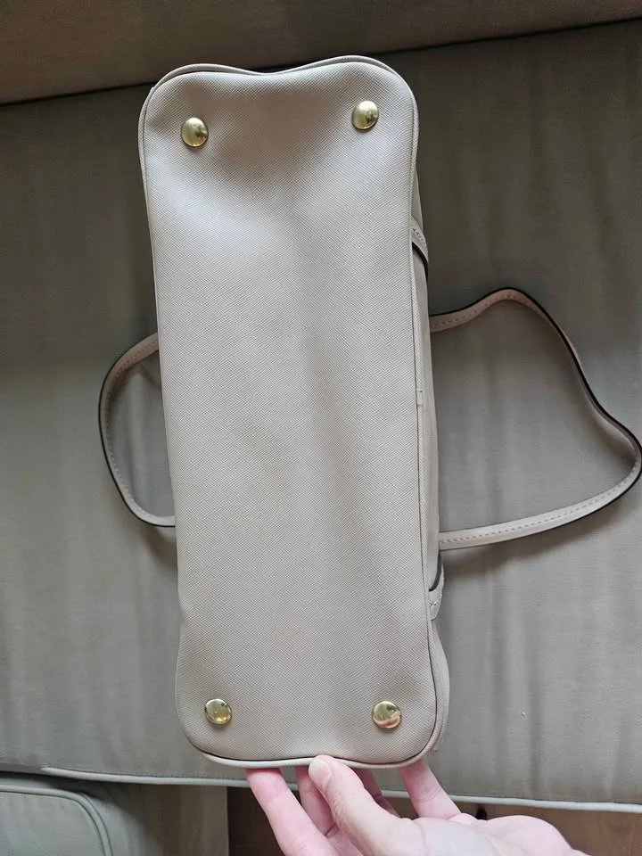 Coach Medium purse image indicator(10)