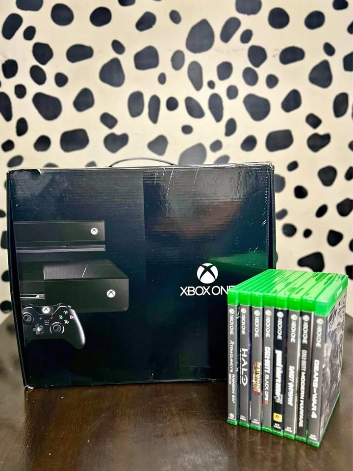 Xbox One Day One Edition 500GB + Kinect + Controller + 8 Games