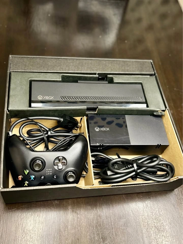 Xbox One Day One Edition 500GB + Kinect + Controller + 8 Games - photo 3