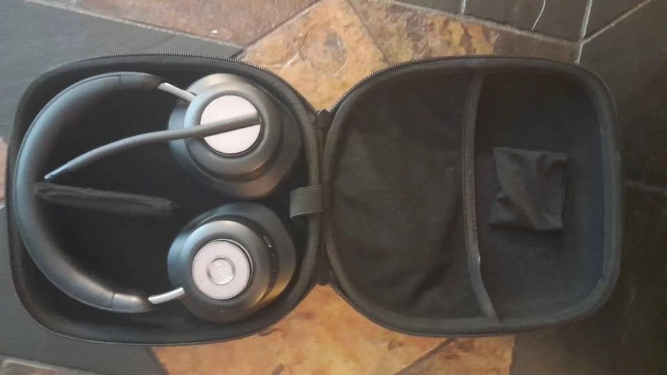 Wireless Over-Ear Headset with Microphone and Case - photo 2