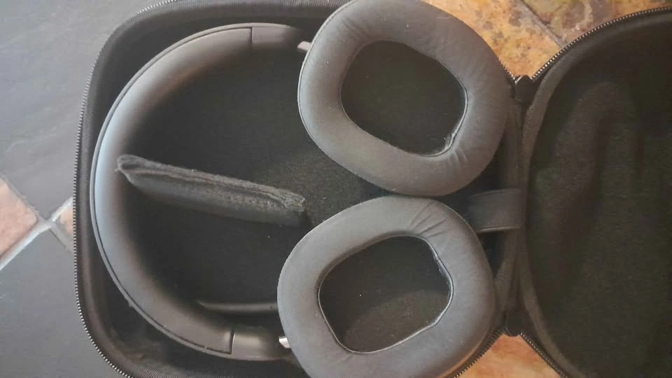 Wireless Over-Ear Headset with Microphone and Case - photo 4