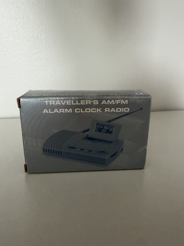 TRAVELLER'S AM/FM ALARM CLOCK RADIO