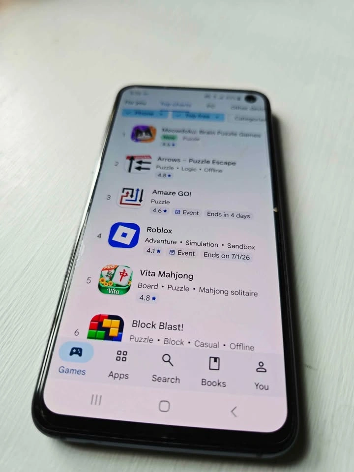 Samsung Galaxy s10e 'Prism Black' 128GB Unlocked - photo 3