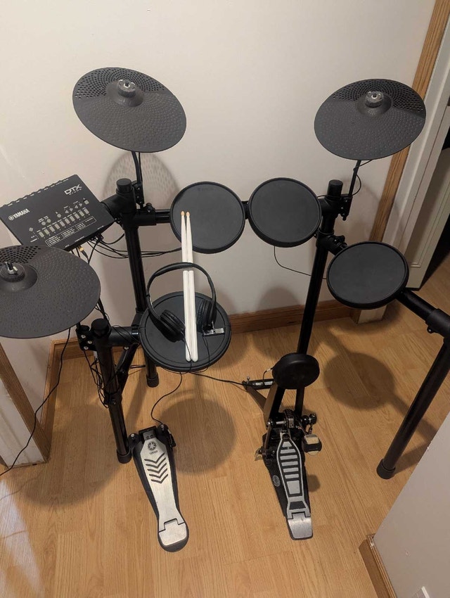 Yamaha Dtx 452k model electronic drum set