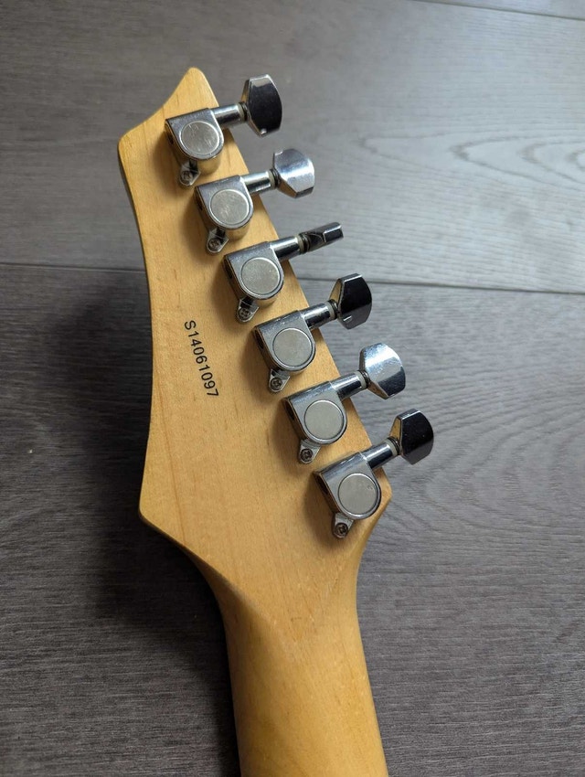 Washburn metallic finish guitar w/Seymour duncan pickups - photo 3