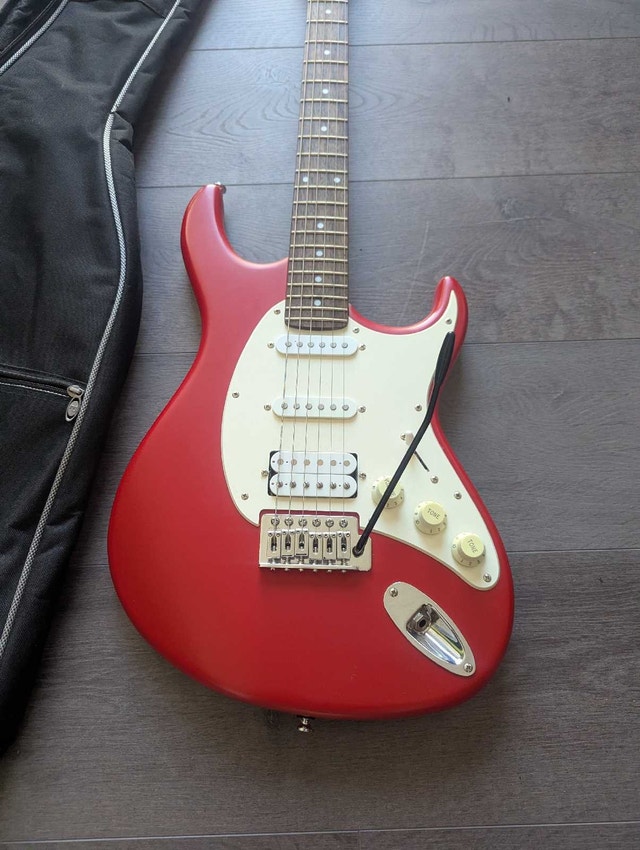 Beautiful Cort g110 electric guitar almost new! - photo 2