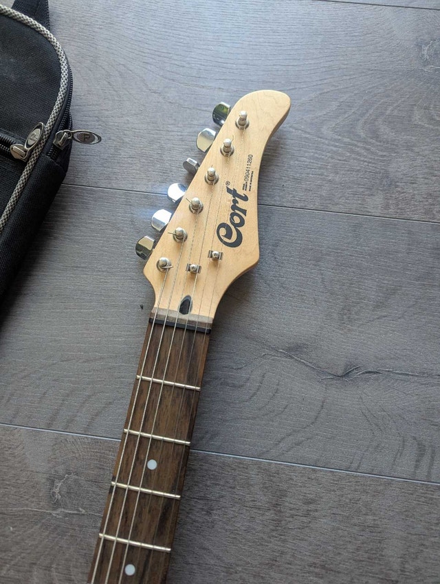 Beautiful Cort g110 electric guitar almost new! - photo 4