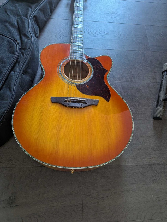 Gorgeous Takamine Jumbo acoustic electric guitar *Mint