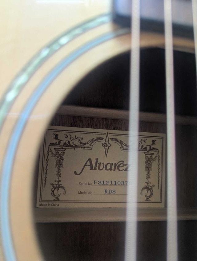 Alvarez acoustic guitar with hard case in great condition - photo 2