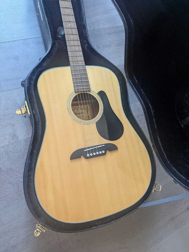 Alvarez acoustic guitar with hard case in great condition - photo 3