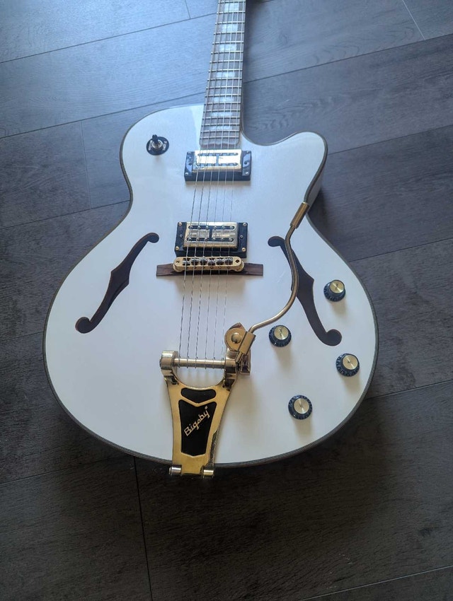 Beautiful Epiphone Swingster Royale guitar in Pearl white finish