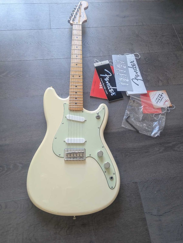 Fender Duo Sonic in near new condition - photo 2