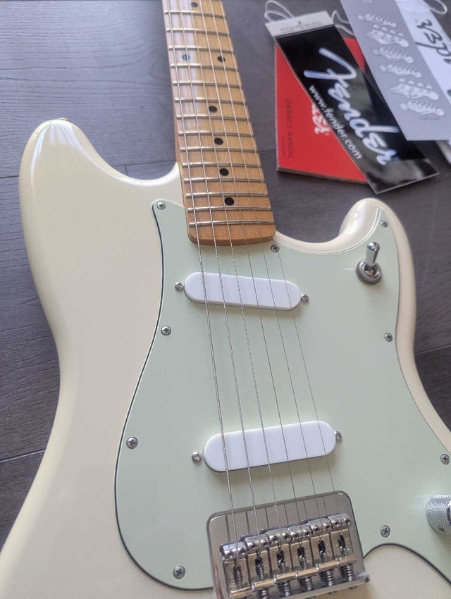 Fender Duo Sonic in near new condition - photo 3