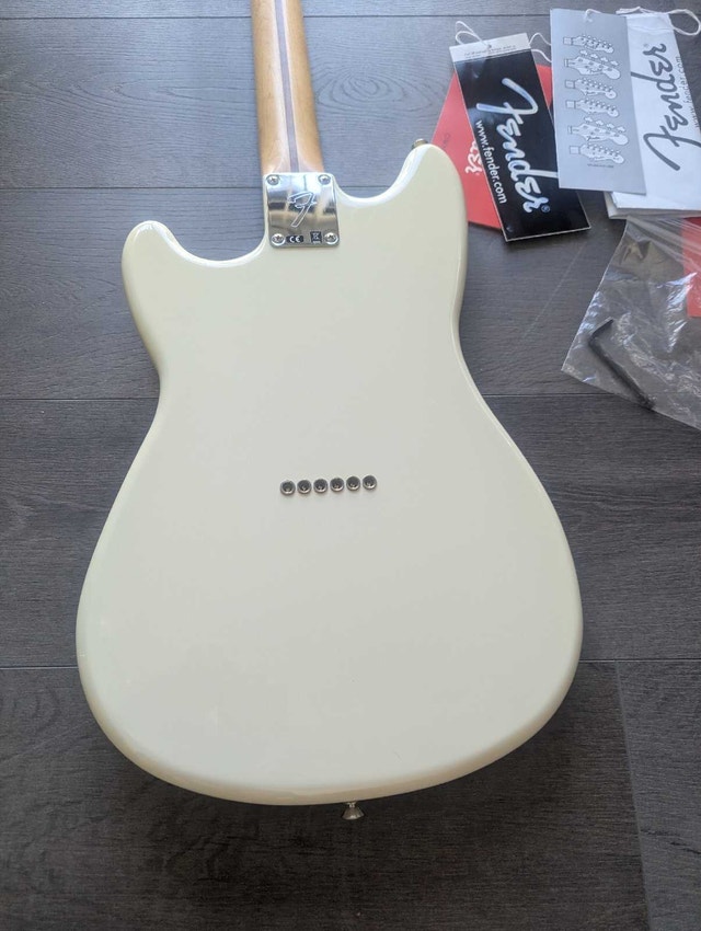 Fender Duo Sonic in near new condition - photo 5