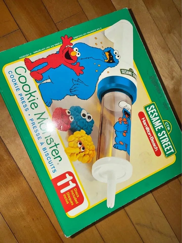 VINTAGE 1998 SESAME STREET COOKIE MONSTER COOKIE PRESS