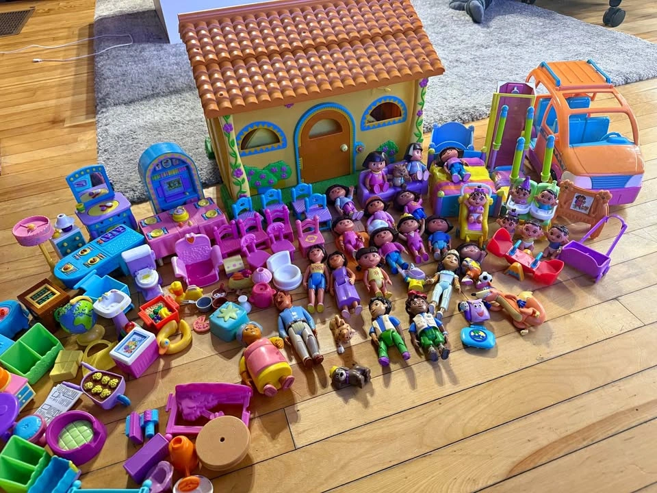 VINTAGE DORA THE EXPLORER TALKING PLAYHOUSE LOT