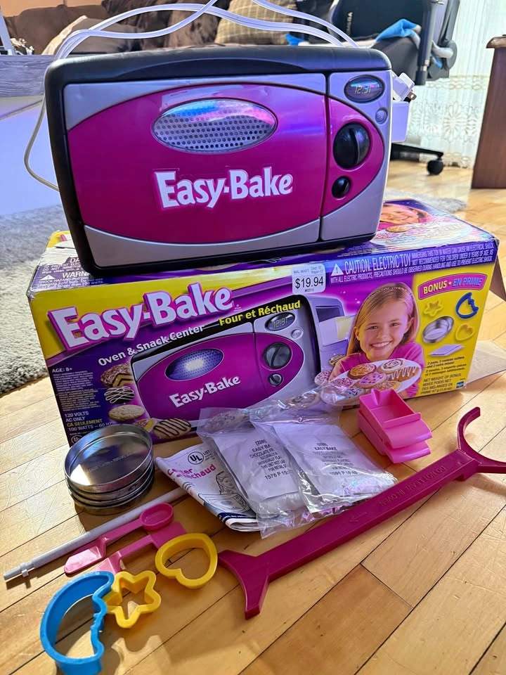 VINTAGE 2004 EASY-BAKE OVEN SNACK CENTER