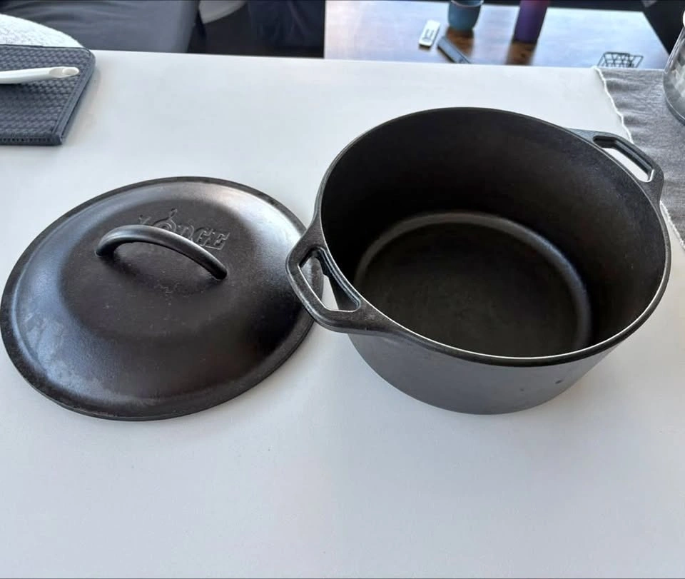 Lodge 5 quart cast iron Dutch oven with lid