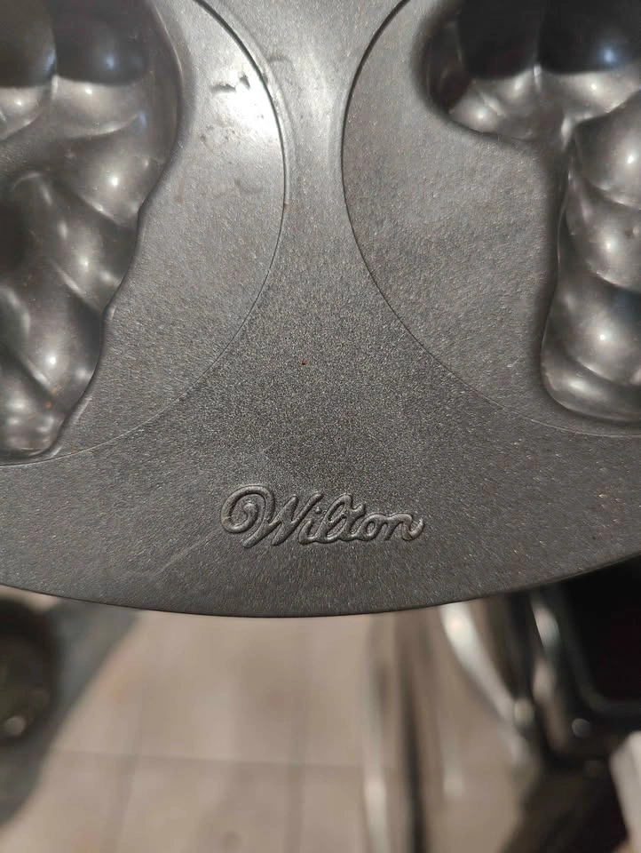 Wilton Candy Cane Doughnut Pan - photo 2