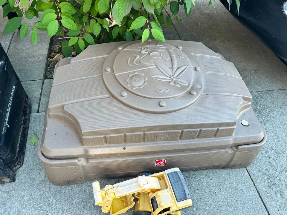 2 x 3 ft Step2 Sandbox with Lid, includes excavator