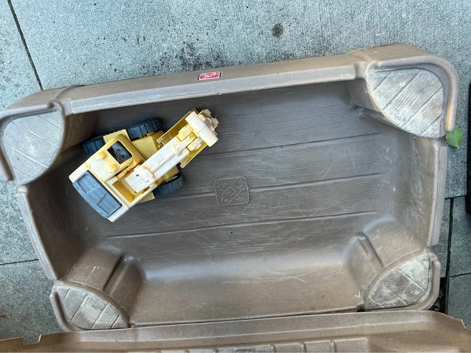 2 x 3 ft Step2 Sandbox with Lid, includes excavator - photo 2