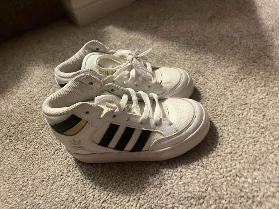 Adorable toddler size 8 Adidas high top shoes - photo 3