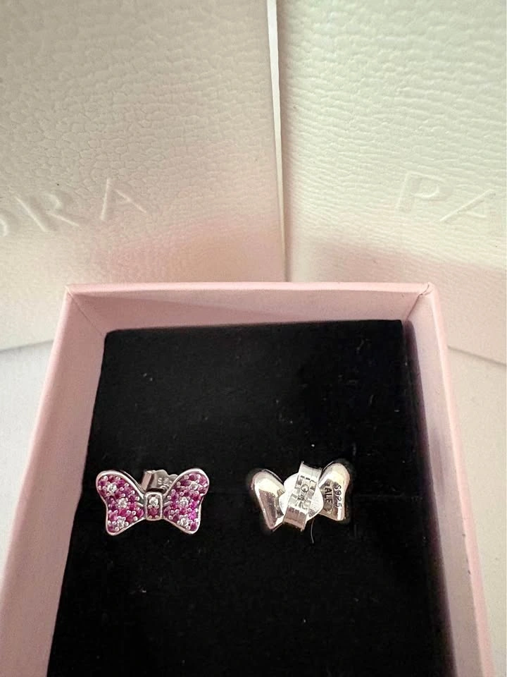 Minnie mouse bow stud earring
