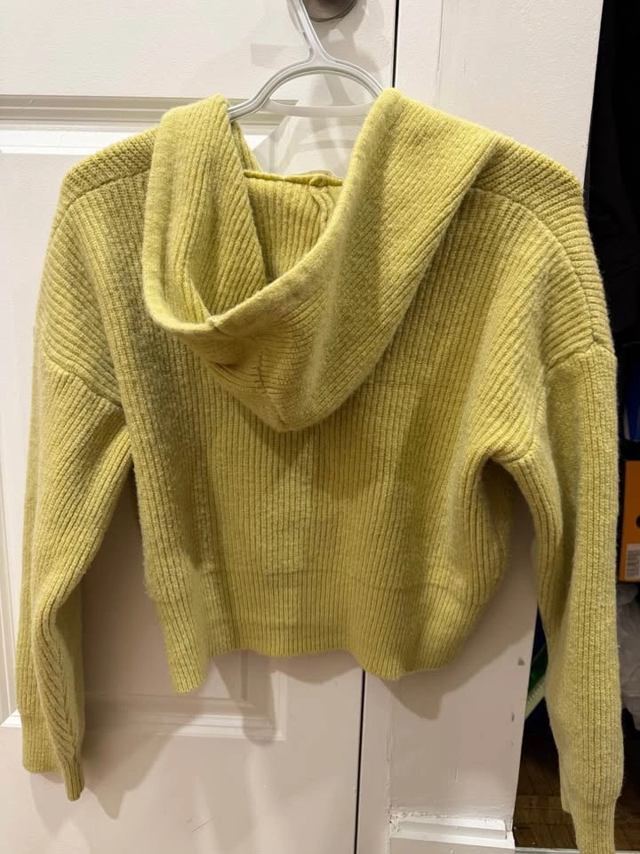 Woman Sweater size small - photo 2
