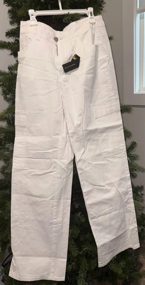 Brand New White Wide-Leg Cargo Pants – With Tags