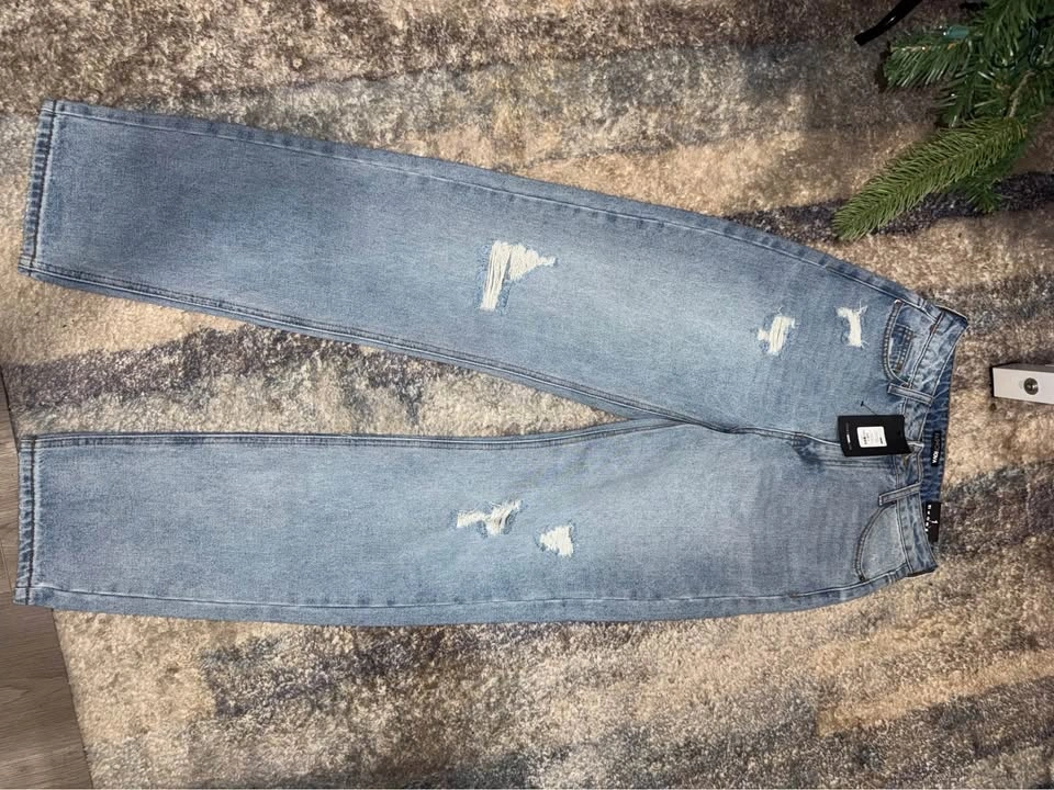NEW Fashion Nova Light-Wash Ripped Jeans – Size 1 - photo 2