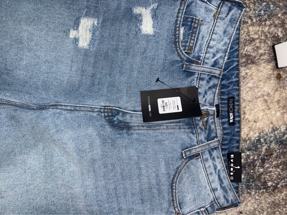 NEW Fashion Nova Light-Wash Ripped Jeans – Size 1 - photo 3