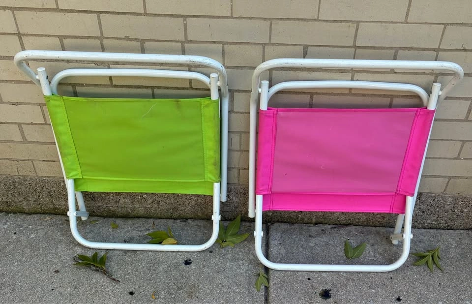 Set of low beach chairs, neon pink and neon green - photo 2
