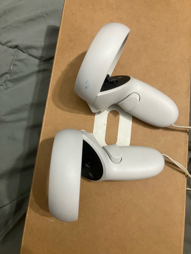 Meta Quest 2 64GB VR Headset -Controllers + Original box - photo 5