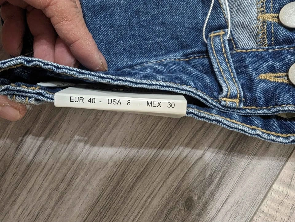 Woman's Short Jean - photo 3