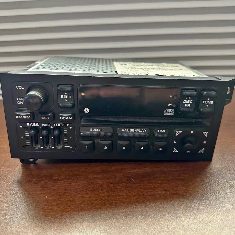 📻 Chrysler P04704373AC OEM Radio / CD Player Head Unit 📻
