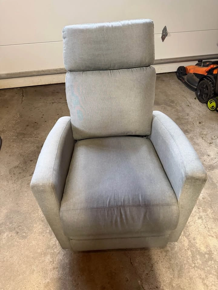 Reclining glider chair / nursing chair
