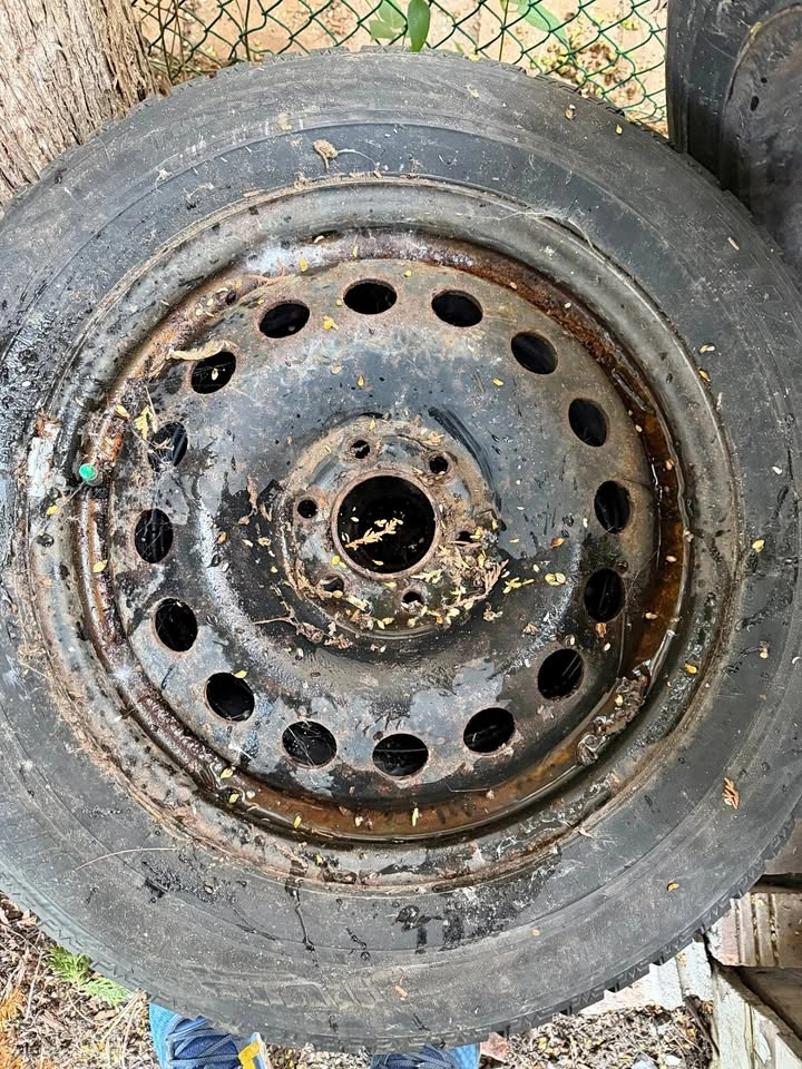 4 steel tire rims size- 225 60 R 17