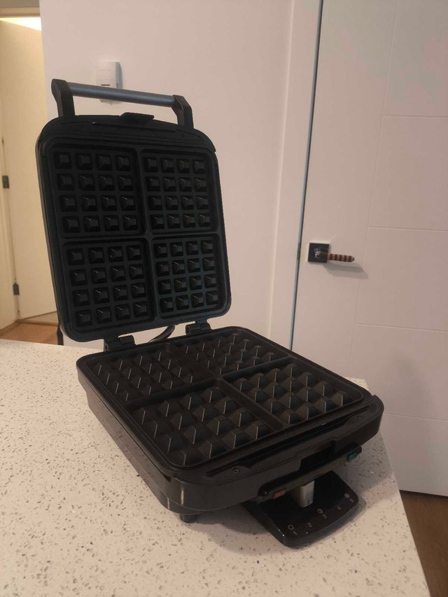 Cuisinart waffle maker - photo 2