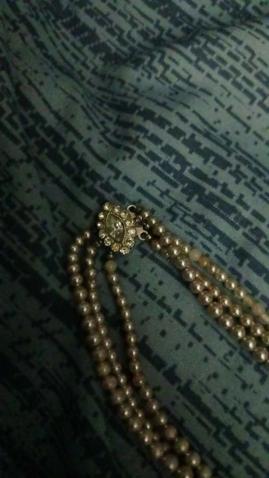 Vintage triple strand of graduated faux pearls - photo 2