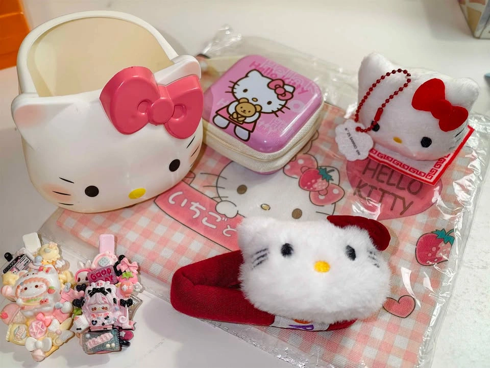 All HelloKitty!! Collectible and Accessory Bundle - photo 2