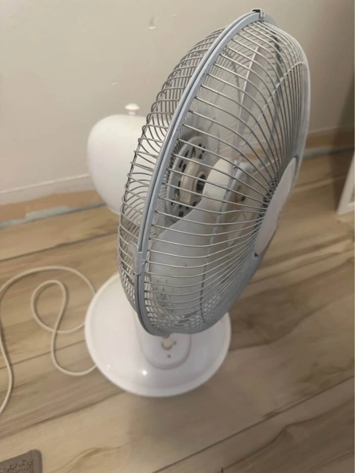 Essential Needs Oscillating Desk Fan - photo 2